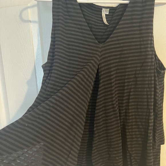 Black striped, size med tank - Picture 2 of 12
